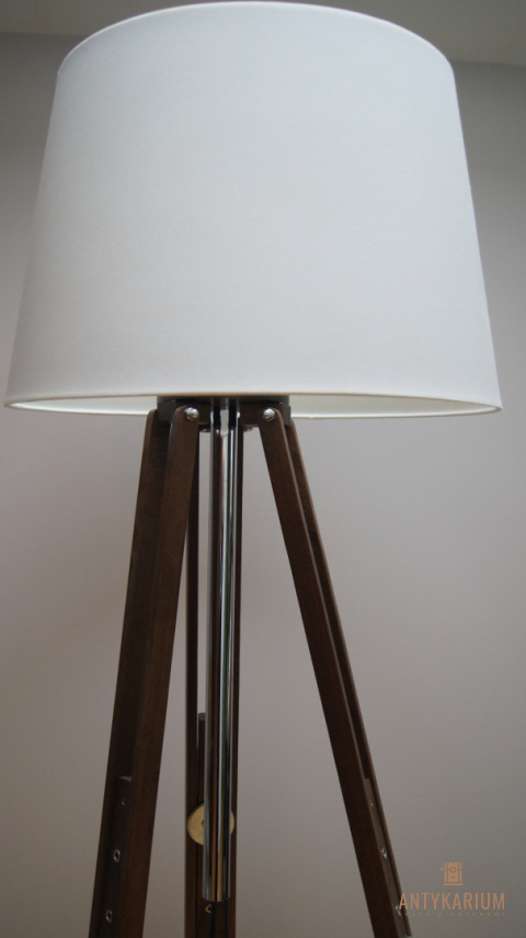 Lampa podłogowa na trójnogu Lampa podłogowa na trójnogu