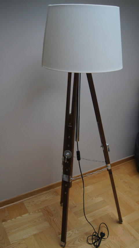 Lampa podłogowa na trójnogu Lampa podłogowa na trójnogu