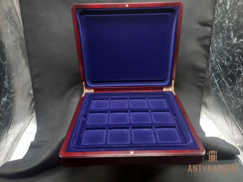 Drewniany ekspozytor na monety