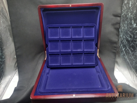 Drewniany ekspozytor na monety