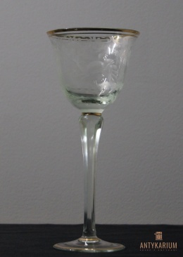 Stary kryształowy kielich do wina z poświatą zieleni