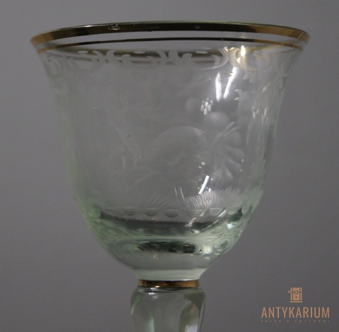 Stary kryształowy kielich do wina z poświatą zieleni