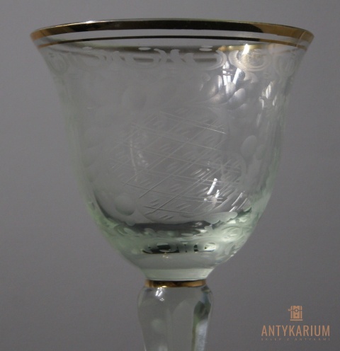 Stary kryształowy kielich do wina z poświatą zieleni