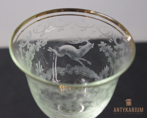 Stary kryształowy kielich do wina z poświatą zieleni