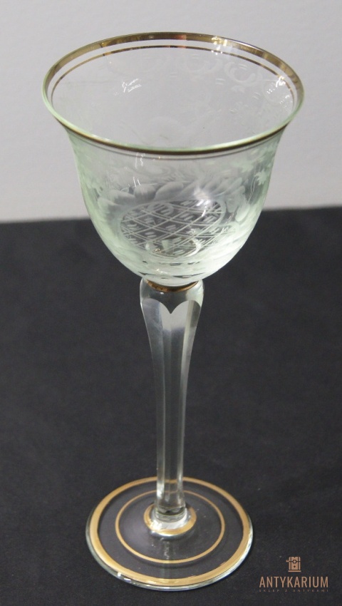 Stary kryształowy kielich do wina z poświatą zieleni