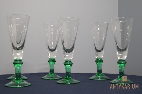 Stare kieliszki do szampana z zieloną poświatą