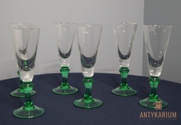 Stare kieliszki do szampana z zieloną poświatą