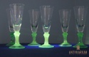 Stare kieliszki do szampana z zieloną poświatą