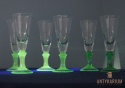 Stare kieliszki do szampana z zieloną poświatą