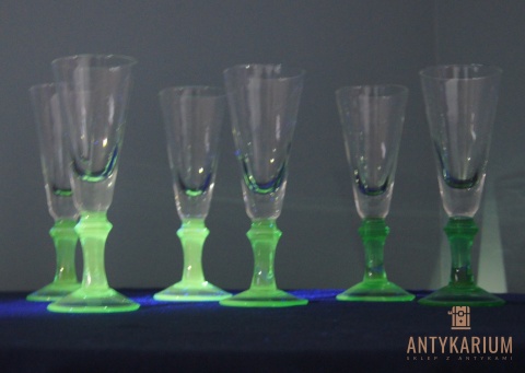 Stare kieliszki do szampana z zieloną poświatą