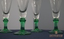 Stare kieliszki do szampana z zieloną poświatą