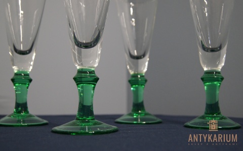 Stare kieliszki do szampana z zieloną poświatą
