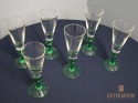 Stare kieliszki do szampana z zieloną poświatą