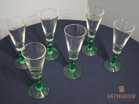 Stare kieliszki do szampana z zieloną poświatą