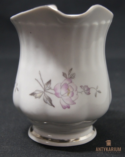 Porcelanowy mlecznik Chodzież malowany kwiaty
