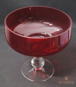 Rubinowa patera na jednej nodze wysoka na 19cm