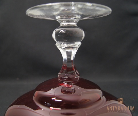 Rubinowa patera na jednej nodze wysoka na 19cm